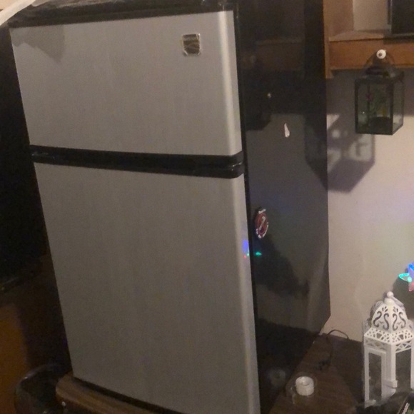 refrigerator - Picture 2 of 3